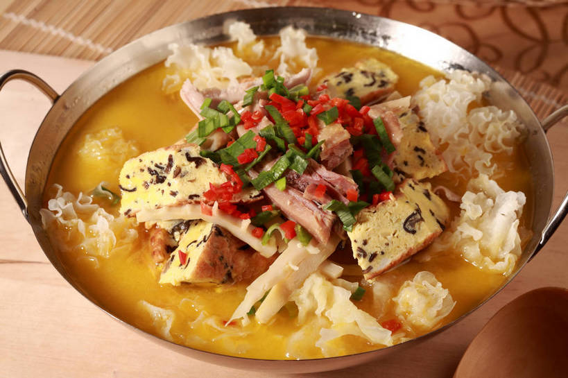 无人,横图,俯视,室内,特写,白天,烹饪,中餐,餐桌,桌子,辣椒,蔬菜,蒜,厨具,金属制品,新鲜,金属,布料,锅子,菌菇,汤,料理,食品,蒜头,菌类,布纹,锅,木耳,菜肴,美食,桌布,食物,一个,红色,餐巾,台布,中式,食用菌,佳肴,有机食品,绿色食品,单个,餐台,锅具,中华料理,白木耳,银耳,真菌,烹饪用具,辣角,红海椒,大椒,辣虎,广椒,雪耳,胡蒜,白耳,烹调用具,辣子,红辣椒,海椒,番椒,大蒜,餐桌布,烹调,彩图,高角度拍摄,shjb1