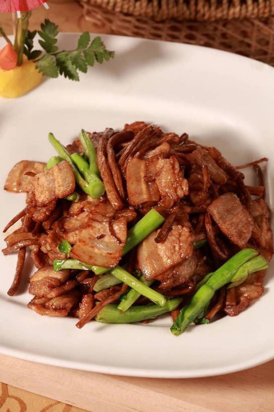 无人,竖图,俯视,室内,特写,白天,烹饪,中餐,餐桌,桌子,蔬菜,餐具,一堆,许多,堆叠,堆积,新鲜,碟子,盘,陶瓷,菌菇,青菜,肉,料理,食品,陶瓷制品,很多,菌类,菜肴,美食,肉类,食物,一个,白色,盘子,碟,中式,食用菌,佳肴,有机食品,绿色食品,单个,餐台,中华料理,茶树菇,堆,真菌,小白菜,肉食,不结球白菜,彩图,高角度拍摄,shjb1