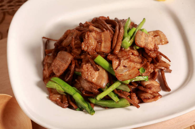 无人,横图,俯视,室内,特写,白天,烹饪,中餐,餐桌,桌子,蔬菜,餐具,一堆,许多,堆叠,堆积,新鲜,碟子,盘,陶瓷,菌菇,青菜,肉,料理,食品,陶瓷制品,很多,菌类,菜肴,美食,肉类,食物,一个,白色,盘子,碟,中式,食用菌,佳肴,有机食品,绿色食品,单个,餐台,中华料理,茶树菇,堆,真菌,小白菜,肉食,不结球白菜,彩图,高角度拍摄,shjb1