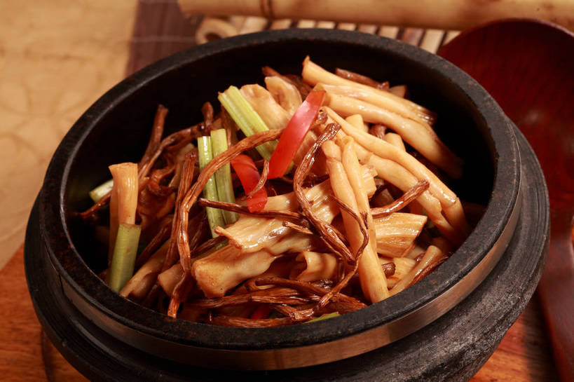 无人,横图,俯视,室内,特写,白天,烹饪,中餐,餐桌,桌子,辣椒,蔬菜,一堆,许多,堆叠,堆积,新鲜,陶瓷,菌菇,料理,食品,陶瓷制品,很多,菌类,菜肴,美食,食物,一个,容器,碗,中式,食用菌,佳肴,有机食品,绿色食品,单个,餐台,中华料理,茶树菇,储藏,堆,真菌,储存,彩椒,辣角,红海椒,大椒,辣虎,广椒,甜椒,柿子椒,辣子,海椒,番椒,灯笼椒,彩图,高角度拍摄,贮存,shjb1,菌菇煲