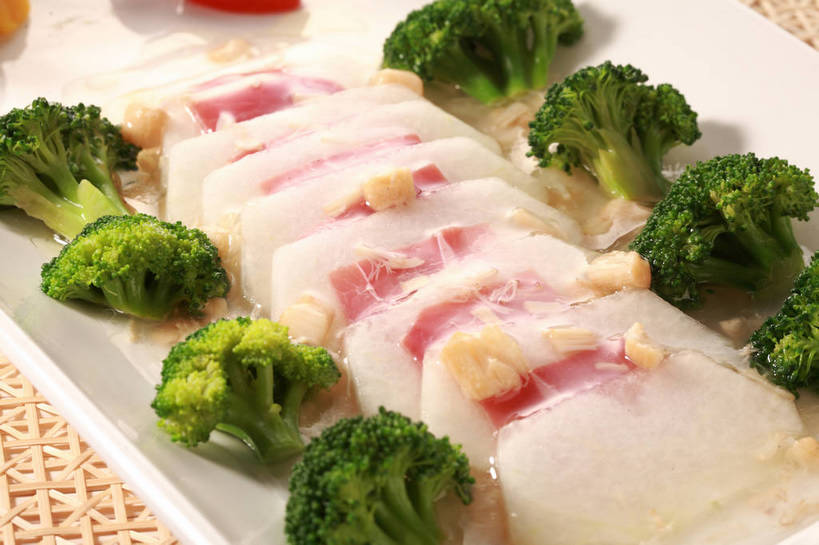 无人,横图,俯视,室内,特写,白天,烹饪,中餐,餐桌,桌子,蔬菜,西红柿,小番茄,餐具,雕塑,一排,许多,新鲜,艺术,整齐,装饰,兔子,布料,雕刻,雕像,碟子,盘,陶瓷,西兰花,肉,料理,食品,陶瓷制品,很多,布纹,火腿,猪肉,冬瓜,菜肴,美食,肉类,桌布,食物,腌制,排列,一个,红色,白色,盘子,餐巾,工艺品,碟,台布,中式,白瓜,佳肴,有机食品,绿色食品,单个,餐台,中华料理,华丽,修饰,美术,点缀,队列,肉食,豚肉,美学,衬托,美观,雅致,雅观,甘蓝花,熏制,火肉,兰熏,猪腿,小西红柿,樱桃小番茄,珍珠小番茄,水芝,樱桃番茄,圣女果,番茄,餐桌布,彩图,高角度拍摄,白冬瓜,地芝,东瓜,濮瓜,枕瓜,绿菜花,绿花菜,青花菜,蔬菜皇冠,食雕,食品雕刻,食物雕刻,淮扬菜,扬州菜肴,shjb1,火腿冬瓜