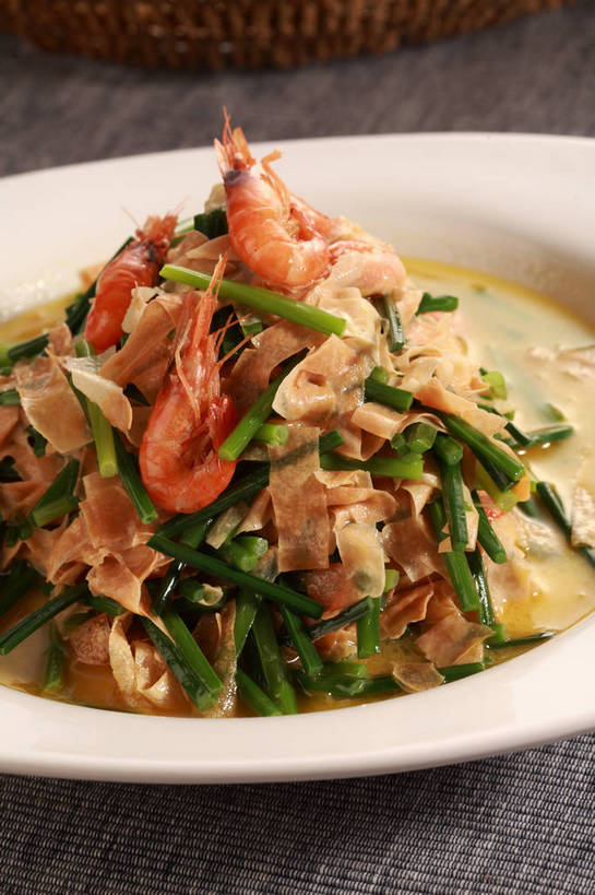 海鲜,无人,竖图,俯视,室内,特写,白天,烹饪,中餐,餐桌,桌子,蔬菜,餐具,一堆,许多,堆叠,堆积,新鲜,布料,碟子,盘,陶瓷,韭菜,虾,料理,食品,陶瓷制品,很多,布纹,豆皮,水产,豆腐皮,菜肴,美食,海洋生物,桌布,食物,一个,白色,盘子,餐巾,碟,台布,中式,佳肴,有机食品,绿色食品,单个,餐台,中华料理,堆,水生动物,海产品,水生物,起阳草,海底动物,韭,山韭,长生韭,腐皮,餐桌布,彩图,高角度拍摄,shjb1