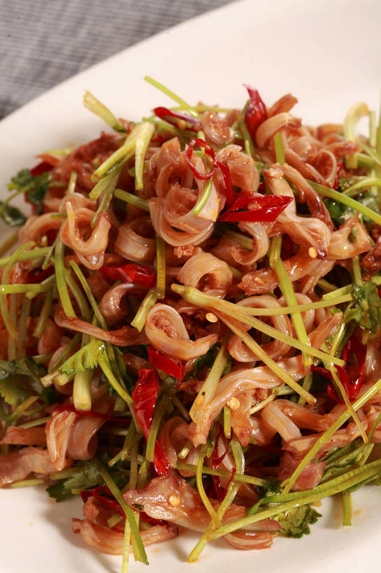 耳朵,无人,竖图,俯视,室内,特写,白天,烹饪,中餐,餐桌,桌子,辣椒,蔬菜,餐具,一堆,许多,堆叠,堆积,新鲜,布料,碟子,盘,陶瓷,香菜,肉,料理,食品,陶瓷制品,很多,布纹,猪肉,冷盘,菜肴,美食,肉类,桌布,食物,一个,红色,白色,盘子,餐巾,碟,台布,中式,冷菜,猪耳朵,凉菜,佳肴,有机食品,绿色食品,单个,餐台,中华料理,堆,肉食,辣角,红海椒,大椒,辣虎,广椒,胡菜,香荽,原荽,园荽,芫荽,豚肉,胡荽,莞荽,芫茜,芫蓿,莚葛草,莚荽菜,辣子,红辣椒,海椒,番椒,餐桌布,彩图,高角度拍摄,凉拌猪耳朵,shjb1