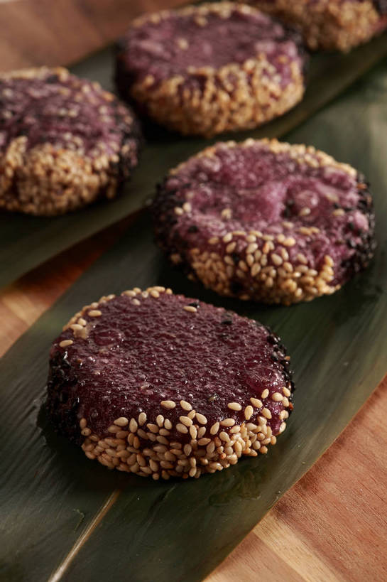 点心,面食,无人,竖图,俯视,室内,特写,白天,植物,餐桌,桌子,叶子,五个,一排,许多,朦胧,模糊,整齐,并列,并排,纹理,芝麻,料理,食品,绿叶,美食,食物,排列,绿色,中式,嫩叶,白芝麻,餐台,队列,平行,芝麻饼,大饼,肌理,脂麻,胡麻,白麻,巨胜子,油麻,叶,叶片,叶脉,彩图,高角度拍摄,shjb1,芝麻大饼