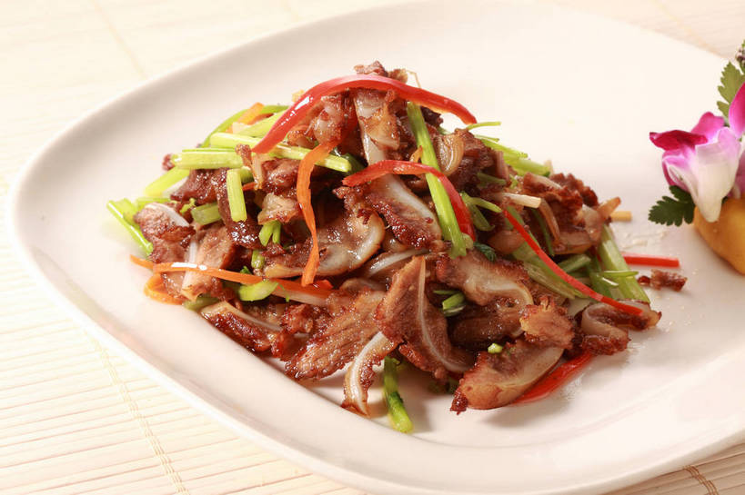 耳朵,无人,横图,俯视,室内,特写,白天,烹饪,中餐,餐桌,桌子,辣椒,芹菜,蔬菜,餐具,一堆,许多,堆叠,堆积,新鲜,装饰,盛开,碟子,盘,陶瓷,肉,料理,食品,石斛,陶瓷制品,很多,花蕾,猪肉,菜肴,美食,肉类,花,花瓣,花朵,鲜花,食物,一朵,一个,红色,紫色,白色,盘子,碟,花苞,花蕊,中式,猪耳朵,佳肴,有机食品,绿色食品,单个,餐台,中华料理,堆,华丽,修饰,点缀,高雅,肉食,彩椒,辣角,红海椒,大椒,辣虎,广椒,豚肉,衬托,美观,雅致,雅观,石斛兰,金钗石斛,淡泊,花中君子,兰花,药芹,甜椒,水芹,柿子椒,辣子,旱芹,海椒,番椒,灯笼椒,彩图,高角度拍摄,shjb1,炒猪耳朵