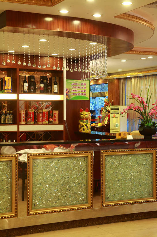 白酒,无人,前台,餐厅,竖图,室内,白天,正面,爱情,幸福,窗户,窗帘,天花板,桌子,照明,一排,许多,阴影,整齐,装饰,并列,并排,光线,瓷器,电器,影子,招财猫,办公桌,灯光,陶瓷制品,酒类,很多,浪漫,烧酒,置物架,顶灯,玻璃窗,架子,玻璃制品,灯,酒,酒瓶,空调,饮料,排列,帘子,玻璃瓶,瓶子,灯具,祈祷,祈福,遮阳,服务台,恋爱,许愿,金融,经济,华丽,修饰,祈求,照亮,点缀,调节,舒适,家电,家用电器,资金,照明设备,队列,调整,陈列架,平行,贸易,衬托,美观,雅致,雅观,招财,招福,财源广进,财运,蒸馏酒,烈酒,搁架,空气调节器,彩图,餐馆,饭店,饭馆,帮助台,呼叫台,shjb1