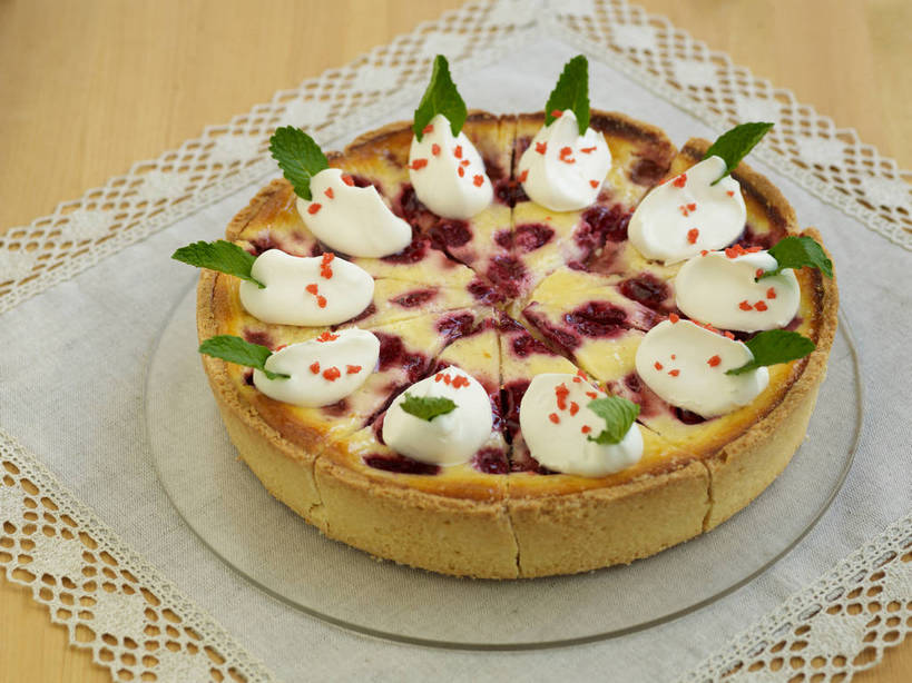 面食,无人,横图,俯视,室内,特写,白天,烹饪,西餐,餐桌,桌子,餐具,玻璃,纺织品,切开,布,布料,碟子,盘,薄荷,料理,食品,面点,银丹草,蕾丝,织物,布纹,菜肴,美食,玻璃制品,桌布,食物,一个,盘子,餐巾,碟,台布,奶油,切,西式,佳肴,单个,餐台,派,布匹,乳制品,剖面,切面,蓝莓派,激凌,克林姆,淇淋,斑叶凤梨薄荷,夜息香,餐桌布,彩图,高角度拍摄,镂空织物,shjb1