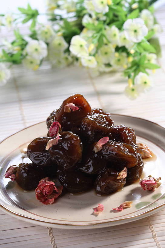 点心,无人,竖图,俯视,室内,特写,白天,餐桌,桌子,餐具,一堆,许多,阴影,堆叠,堆积,竹制,装饰,盛开,反射,碟子,盘,影子,陶瓷,食品,陶瓷制品,话梅,很多,花蕾,花,花瓣,花朵,鲜花,食物,一个,盘子,垫子,碟,零食,花苞,花蕊,单个,餐台,堆,华丽,修饰,点缀,竹制品,梅子,衬托,美观,雅致,雅观,彩图,高角度拍摄,黄梅,shjb1