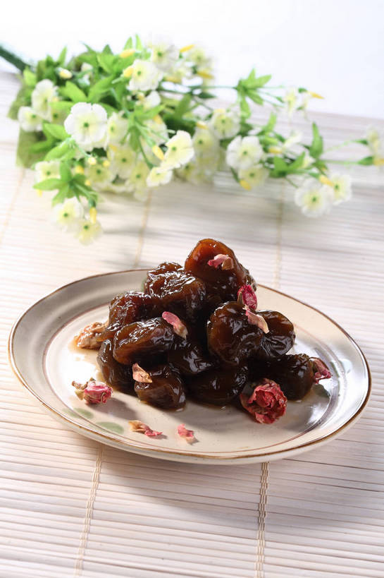 点心,无人,竖图,俯视,室内,特写,白天,餐桌,桌子,餐具,一堆,许多,阴影,堆叠,堆积,竹制,装饰,盛开,反射,碟子,盘,影子,陶瓷,食品,陶瓷制品,话梅,很多,花蕾,花,花瓣,花朵,鲜花,食物,一个,盘子,垫子,碟,零食,花苞,花蕊,单个,餐台,堆,华丽,修饰,点缀,竹制品,梅子,衬托,美观,雅致,雅观,彩图,高角度拍摄,黄梅,shjb1