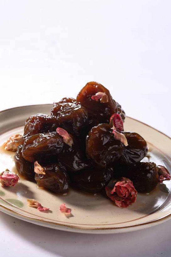 点心,无人,竖图,俯视,室内,特写,白天,白色背景,餐桌,桌子,餐具,一堆,许多,阴影,堆叠,堆积,反射,碟子,盘,影子,陶瓷,食品,陶瓷制品,话梅,很多,食物,一个,盘子,碟,零食,摄影,影棚,单个,餐台,堆,摄影棚,梅子,彩图,高角度拍摄,影棚拍摄,拍摄,黄梅,shjb1