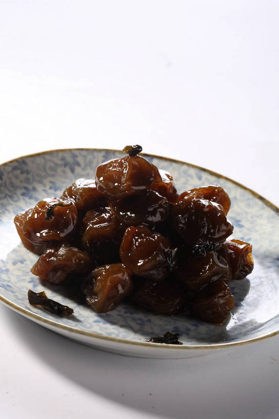 点心,无人,竖图,俯视,室内,特写,白天,白色背景,餐桌,桌子,餐具,一堆,许多,阴影,堆叠,堆积,反射,碟子,盘,影子,陶瓷,食品,陶瓷制品,话梅,很多,食物,一个,盘子,碟,零食,摄影,影棚,单个,餐台,堆,摄影棚,梅子,彩图,高角度拍摄,影棚拍摄,拍摄,黄梅,shjb1