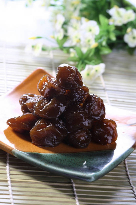 点心,无人,竖图,俯视,室内,特写,白天,餐桌,桌子,餐具,一堆,许多,阴影,堆叠,堆积,竹制,装饰,盛开,反射,碟子,盘,影子,陶瓷,食品,陶瓷制品,话梅,很多,花蕾,花,花瓣,花朵,鲜花,食物,一个,盘子,垫子,碟,零食,花苞,花蕊,单个,餐台,堆,华丽,修饰,点缀,竹制品,梅子,衬托,美观,雅致,雅观,彩图,高角度拍摄,黄梅,shjb1