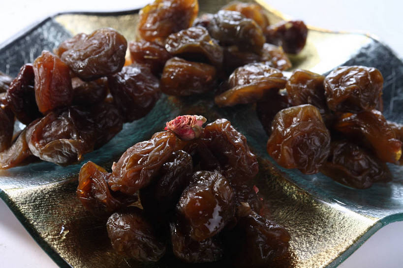 点心,无人,横图,俯视,室内,特写,白天,餐桌,桌子,餐具,一堆,许多,阴影,堆叠,堆积,反射,碟子,盘,影子,陶瓷,食品,陶瓷制品,话梅,很多,食物,一个,盘子,碟,零食,摄影,影棚,单个,餐台,堆,摄影棚,梅子,彩图,高角度拍摄,影棚拍摄,拍摄,黄梅,shjb1