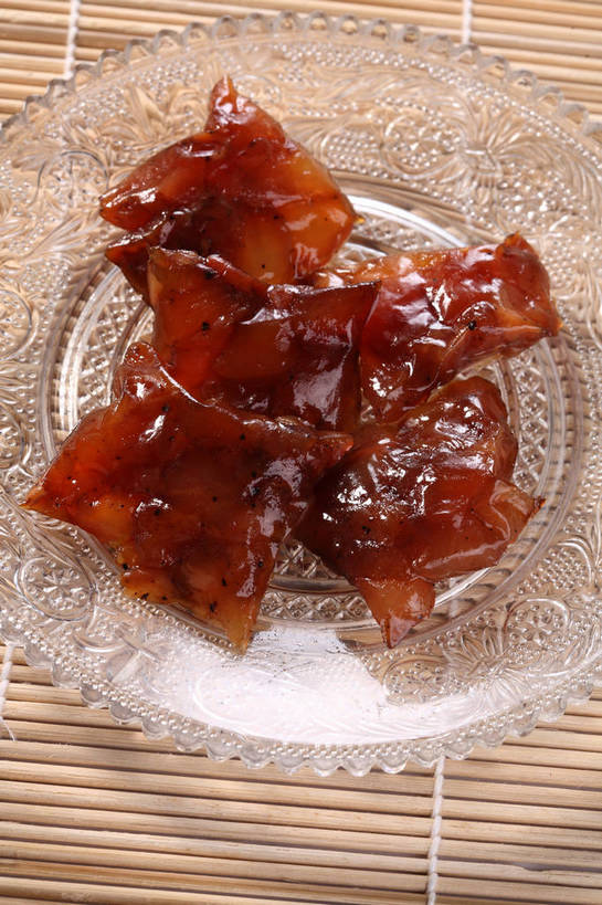 无人,竖图,俯视,室内,特写,白天,餐桌,桌子,餐具,玻璃,五个,许多,竹制,碟子,盘,肉,猪肉,肉类,玻璃制品,肉脯,猪肉脯,腌制,一个,盘子,垫子,碟,单个,餐台,竹制品,肉食,肉制品,豚肉,片状,彩图,高角度拍摄,烘烤,shjb1