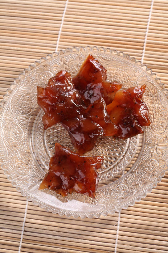 无人,竖图,俯视,室内,特写,白天,餐桌,桌子,餐具,玻璃,五个,许多,竹制,碟子,盘,肉,猪肉,肉类,玻璃制品,肉脯,猪肉脯,腌制,一个,盘子,垫子,碟,单个,餐台,竹制品,肉食,肉制品,豚肉,片状,彩图,高角度拍摄,烘烤,shjb1