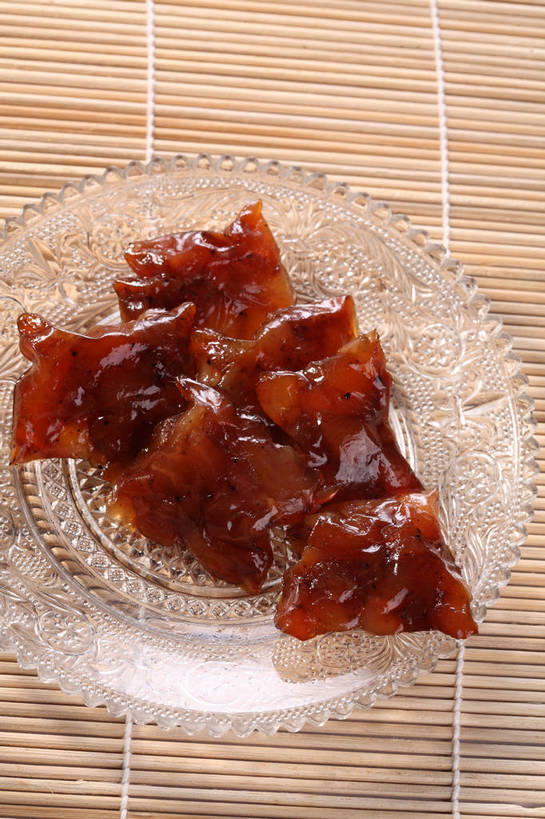 无人,竖图,俯视,室内,特写,白天,餐桌,桌子,餐具,玻璃,五个,许多,竹制,碟子,盘,肉,猪肉,肉类,玻璃制品,肉脯,猪肉脯,腌制,一个,盘子,垫子,碟,单个,餐台,竹制品,肉食,肉制品,豚肉,片状,彩图,高角度拍摄,烘烤,shjb1