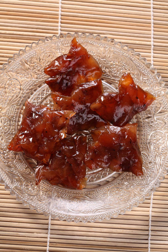 无人,竖图,俯视,室内,特写,白天,餐桌,桌子,餐具,玻璃,五个,许多,竹制,碟子,盘,肉,猪肉,肉类,玻璃制品,肉脯,猪肉脯,腌制,一个,盘子,垫子,碟,单个,餐台,竹制品,肉食,肉制品,豚肉,片状,彩图,高角度拍摄,烘烤,shjb1