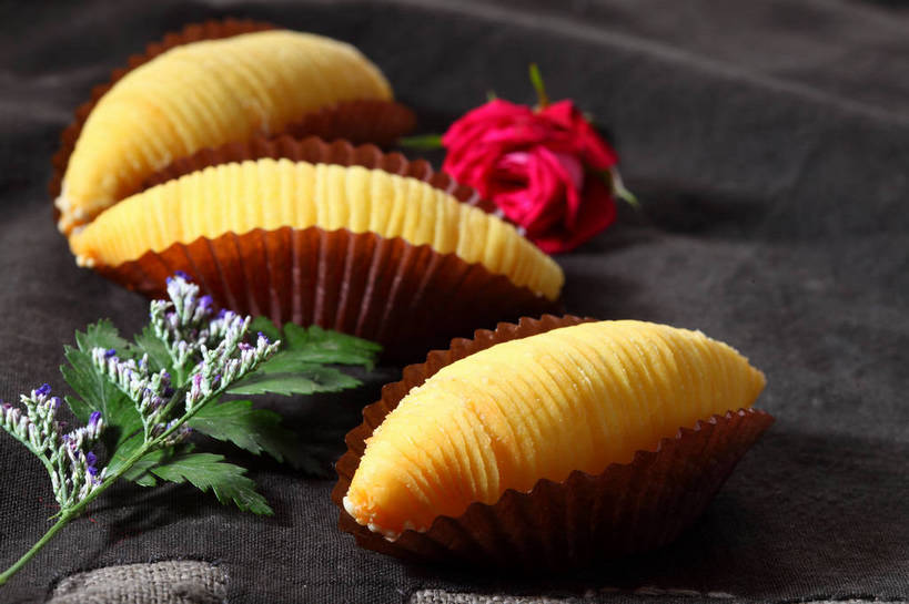 点心,无人,横图,俯视,室内,特写,白天,爱情,幸福,纯洁,热情,餐桌,桌子,玫瑰,水果,新鲜,盛开,布料,生食,料理,食品,果实,玫瑰花,浪漫,花蕾,布纹,美食,榴莲,桌布,花,花瓣,花朵,鲜花,食物,三个,一朵,红色,餐巾,台布,花苞,花蕊,温暖,温馨,中式,恩爱,红玫瑰,有机食品,绿色食品,餐台,纸托,和睦,感动,酥皮,尊敬,麝香猫果,水果之王,蛋糕托,蛋糕托纸,蛋糕纸托,天真,刺玫花,徘徊花,餐桌布,彩图,高角度拍摄,果王,榴梿,融洽,广式点心,广州点心,榴莲酥,shjb1