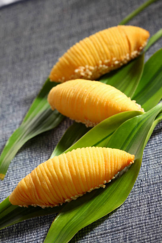 点心,无人,竖图,俯视,室内,特写,白天,餐桌,桌子,水果,叶子,新鲜,布料,生食,料理,食品,果实,绿叶,布纹,美食,榴莲,桌布,食物,三个,黄色,餐巾,台布,中式,嫩叶,有机食品,绿色食品,餐台,酥皮,麝香猫果,水果之王,叶,叶片,餐桌布,彩图,高角度拍摄,果王,榴梿,广式点心,广州点心,榴莲酥,shjb1