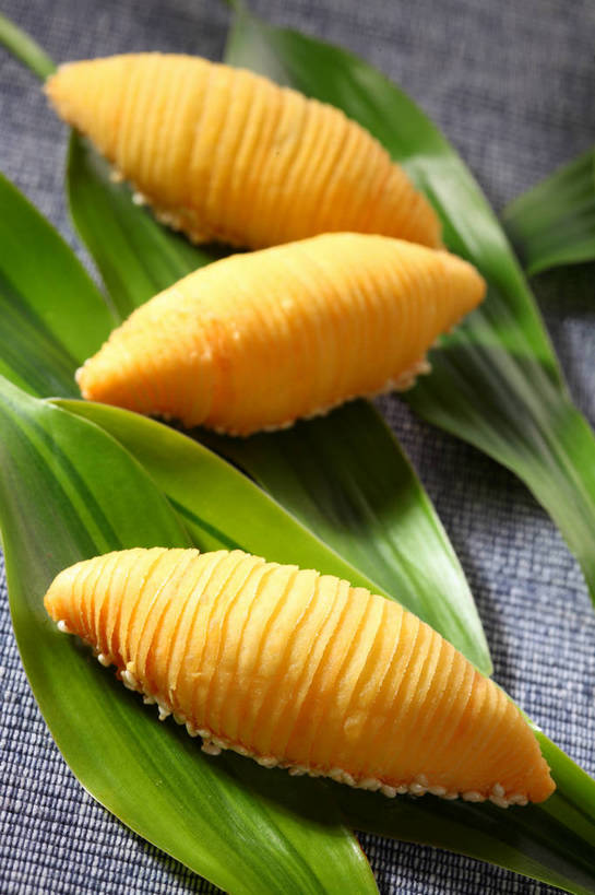 点心,无人,竖图,俯视,室内,特写,白天,餐桌,桌子,水果,叶子,新鲜,布料,生食,料理,食品,果实,绿叶,布纹,美食,榴莲,桌布,食物,三个,黄色,餐巾,台布,中式,嫩叶,有机食品,绿色食品,餐台,酥皮,麝香猫果,水果之王,叶,叶片,餐桌布,彩图,高角度拍摄,果王,榴梿,广式点心,广州点心,榴莲酥,shjb1