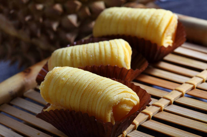 点心,无人,横图,俯视,室内,特写,白天,餐桌,桌子,水果,竹制,新鲜,生食,料理,食品,果实,美食,榴莲,食物,三个,黄色,垫子,中式,有机食品,绿色食品,餐台,纸托,竹制品,酥皮,麝香猫果,水果之王,蛋糕托,蛋糕托纸,蛋糕纸托,彩图,高角度拍摄,果王,榴梿,广式点心,广州点心,榴莲酥,shjb1