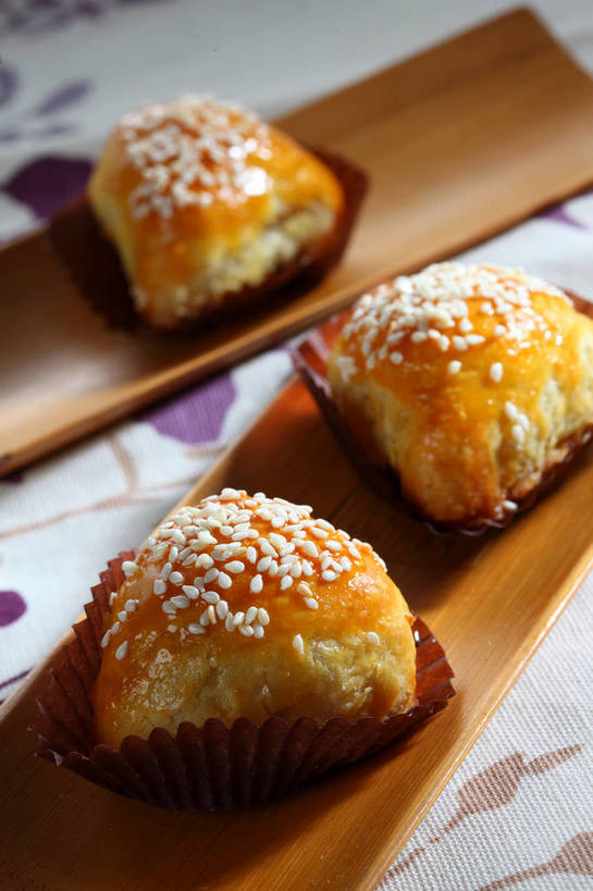 点心,无人,竖图,俯视,室内,特写,白天,餐桌,桌子,餐具,阴影,反射,木制,布料,碟子,盘,影子,芝麻,料理,食品,布纹,美食,桌布,食物,两个,三个,白色,盘子,餐巾,木制品,碟,台布,中式,白芝麻,餐台,纸托,叉烧酥,酥皮,脂麻,胡麻,白麻,巨胜子,油麻,蛋糕托,蛋糕托纸,蛋糕纸托,餐桌布,彩图,高角度拍摄,广式点心,广州点心,shjb1