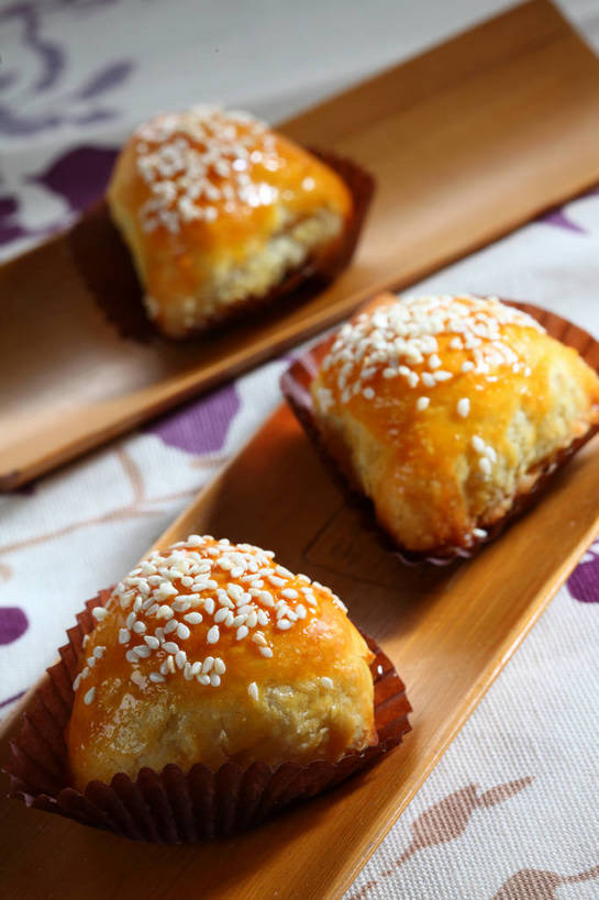 点心,无人,竖图,俯视,室内,特写,白天,餐桌,桌子,餐具,阴影,反射,木制,布料,碟子,盘,影子,芝麻,料理,食品,布纹,美食,桌布,食物,两个,三个,白色,盘子,餐巾,木制品,碟,台布,中式,白芝麻,餐台,纸托,叉烧酥,酥皮,脂麻,胡麻,白麻,巨胜子,油麻,蛋糕托,蛋糕托纸,蛋糕纸托,餐桌布,彩图,高角度拍摄,广式点心,广州点心,shjb1