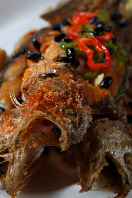 海鲜,无人,竖图,俯视,室内,特写,白天,烹饪,中餐,餐桌,桌子,辣椒,蔬菜,蒜,餐具,朦胧,模糊,新鲜,鱼,碟子,盘,陶瓷,调料,肉,鱼肉,料理,食品,陶瓷制品,调味品,调味料,蒜头,水产,菜肴,美食,肉类,鱼类,海洋生物,桌布,食物,红色,白色,盘子,碟,台布,中式,佳肴,有机食品,绿色食品,餐台,中华料理,六线鱼,水生动物,黄鱼,海产品,豆豉,水生物,肉食,彩椒,海底动物,辣角,红海椒,大椒,辣虎,广椒,海黄鱼,黄花鱼,胡蒜,甜椒,柿子椒,辣子,海椒,番椒,灯笼椒,大蒜,彩图,高角度拍摄,shjb1,豆豉黄鱼