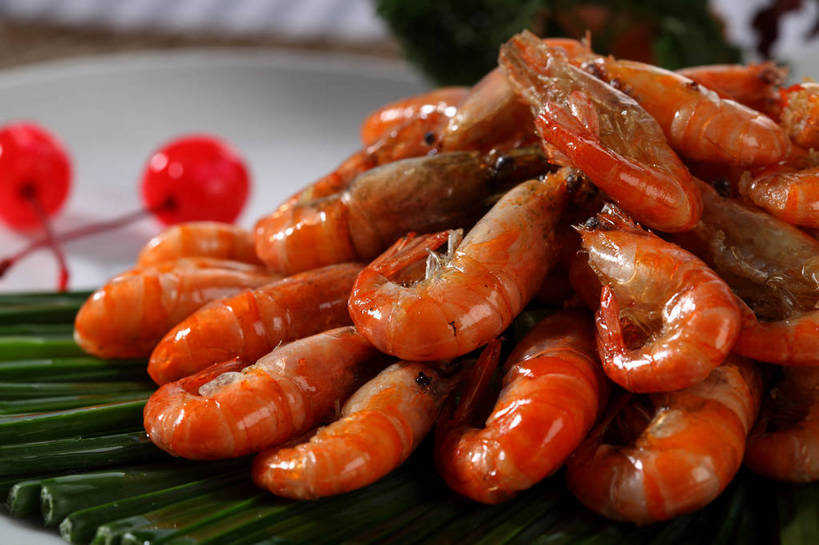 海鲜,无人,横图,俯视,室内,特写,白天,烹饪,中餐,餐桌,桌子,樱桃,芹菜,餐具,水果,朦胧,模糊,新鲜,装饰,布料,碟子,盘,陶瓷,生食,虾,料理,食品,果实,陶瓷制品,布纹,水产,菜肴,美食,海洋生物,桌布,食物,红色,盘子,餐巾,碟,台布,中式,佳肴,有机食品,绿色食品,荷兰芹,欧芹,香芹,餐台,中华料理,华丽,修饰,点缀,水生动物,海产品,水生物,海底动物,法香,巴西利,洋香菜,洋芫荽,法国香菜,衬托,美观,雅致,雅观,旱芹菜,番荽,本帮菜,沪菜,上海菜,樱珠,莺桃,英桃,楔桃,牛桃,荆桃,餐桌布,彩图,高角度拍摄,shjb1,油爆虾