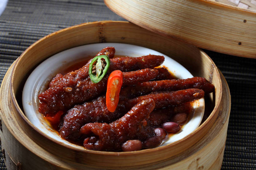 蒸笼,无人,横图,俯视,室内,特写,白天,烹饪,中餐,餐桌,桌子,辣椒,蔬菜,厨具,许多,竹制,新鲜,布料,调味,鸡肉,肉,香料,佐料,料理,食品,很多,布纹,菜肴,美食,肉类,桌布,食物,一个,红色,餐巾,台布,打开,中式,佳肴,有机食品,绿色食品,单个,餐台,中华料理,配料,竹制品,开启,笼屉,凤爪,鸡爪,肉食,烹饪用具,辣角,红海椒,大椒,辣虎,广椒,作料,广东菜,粤菜,烹调用具,辣子,红辣椒,海椒,番椒,餐桌布,烹调,彩图,高角度拍摄,凤足,鸡掌,豉汁蒸凤爪,shjb1