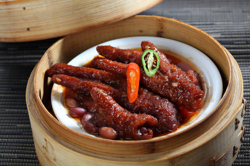 蒸笼,无人,横图,俯视,室内,特写,白天,烹饪,中餐,餐桌,桌子,辣椒,蔬菜,厨具,许多,竹制,新鲜,布料,调味,鸡肉,肉,香料,佐料,料理,食品,很多,布纹,菜肴,美食,肉类,桌布,食物,一个,红色,餐巾,台布,打开,中式,佳肴,有机食品,绿色食品,单个,餐台,中华料理,配料,竹制品,开启,笼屉,凤爪,鸡爪,肉食,烹饪用具,辣角,红海椒,大椒,辣虎,广椒,作料,广东菜,粤菜,烹调用具,辣子,红辣椒,海椒,番椒,餐桌布,烹调,彩图,高角度拍摄,凤足,鸡掌,豉汁蒸凤爪,shjb1