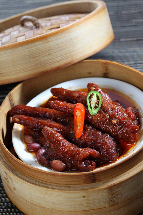 蒸笼,无人,竖图,俯视,室内,特写,白天,烹饪,中餐,餐桌,桌子,辣椒,蔬菜,厨具,许多,竹制,新鲜,布料,调味,鸡肉,肉,香料,佐料,料理,食品,很多,布纹,菜肴,美食,肉类,桌布,食物,一个,红色,餐巾,台布,打开,中式,佳肴,有机食品,绿色食品,单个,餐台,中华料理,配料,竹制品,开启,笼屉,凤爪,鸡爪,肉食,烹饪用具,辣角,红海椒,大椒,辣虎,广椒,作料,广东菜,粤菜,烹调用具,辣子,红辣椒,海椒,番椒,餐桌布,烹调,彩图,高角度拍摄,凤足,鸡掌,豉汁蒸凤爪,shjb1