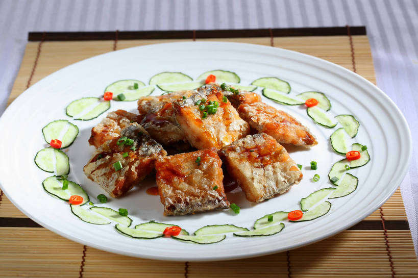 海鲜,无人,横图,俯视,室内,特写,白天,烹饪,中餐,餐桌,桌子,黄瓜,辣椒,蔬菜,餐具,一堆,许多,堆叠,堆积,竹制,新鲜,鱼,布料,碟子,盘,陶瓷,葱,青葱,调味,肉,香料,鱼肉,佐料,料理,食品,陶瓷制品,很多,布纹,水产,菜肴,美食,肉类,鱼类,海洋生物,桌布,食物,一个,红色,白色,盘子,餐巾,垫子,碟,台布,中式,佳肴,有机食品,绿色食品,单个,餐台,中华料理,带鱼,堆,配料,竹制品,水生动物,海产品,水生物,肉食,海底动物,辣角,红海椒,大椒,辣虎,广椒,作料,牙带鱼,青瓜,辣子,胡瓜,红辣椒,海椒,番椒,餐桌布,彩图,高角度拍摄,shjb1,干煸带鱼