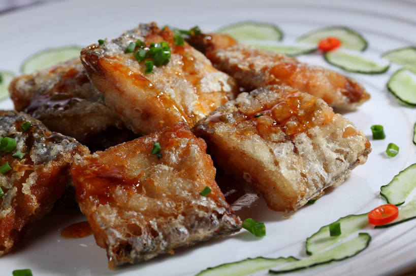 海鲜,无人,横图,俯视,室内,特写,白天,烹饪,中餐,餐桌,桌子,黄瓜,辣椒,蔬菜,餐具,一堆,许多,堆叠,堆积,新鲜,鱼,碟子,盘,陶瓷,葱,青葱,调味,肉,香料,鱼肉,佐料,料理,食品,陶瓷制品,很多,水产,菜肴,美食,肉类,鱼类,海洋生物,桌布,食物,一个,红色,白色,盘子,碟,台布,中式,佳肴,有机食品,绿色食品,单个,餐台,中华料理,带鱼,堆,配料,水生动物,海产品,水生物,肉食,海底动物,辣角,红海椒,大椒,辣虎,广椒,作料,牙带鱼,青瓜,辣子,胡瓜,红辣椒,海椒,番椒,彩图,高角度拍摄,shjb1,干煸带鱼