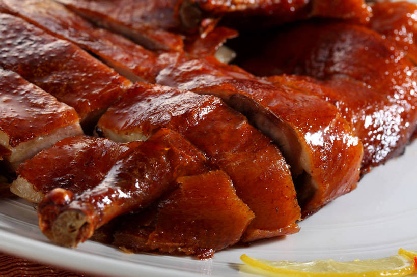 无人,横图,俯视,室内,特写,白天,烹饪,中餐,餐具,一排,许多,整齐,并列,并排,碟子,盘,陶瓷,肉,料理,食品,陶瓷制品,很多,鸭肉,菜肴,美食,肉类,食物,排列,一个,白色,盘子,碟,中式,佳肴,单个,中华料理,队列,平行,肉食,酱鸭,彩图,高角度拍摄,shjb1