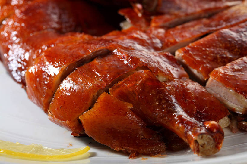 无人,横图,俯视,室内,特写,白天,烹饪,中餐,柠檬,餐具,水果,一排,许多,新鲜,整齐,装饰,并列,并排,碟子,盘,陶瓷,肉,生食,料理,食品,果实,陶瓷制品,很多,鸭肉,菜肴,美食,肉类,食物,排列,一个,白色,盘子,碟,中式,佳肴,有机食品,绿色食品,单个,中华料理,华丽,修饰,点缀,队列,平行,肉食,酱鸭,衬托,美观,雅致,雅观,益母果,柠果,彩图,高角度拍摄,shjb1