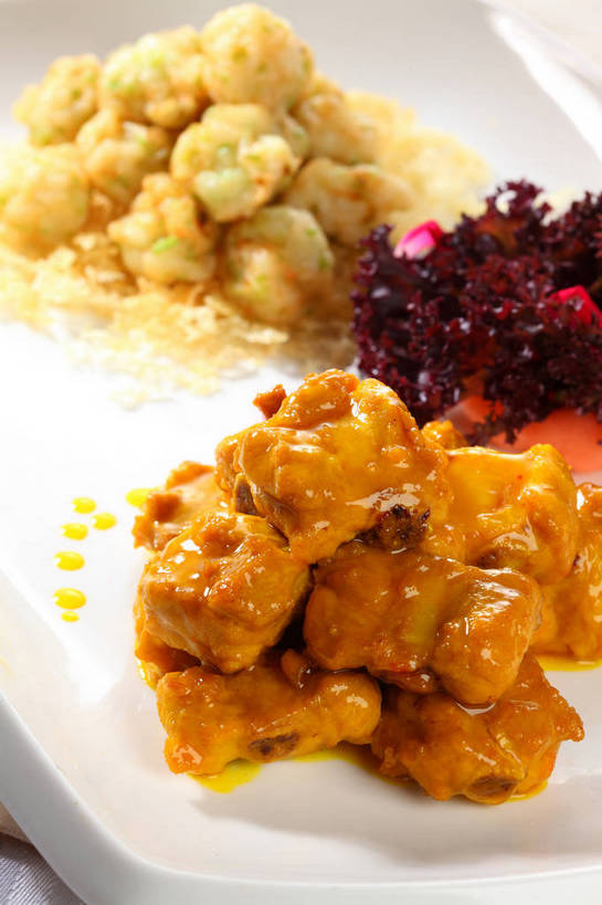 咖哩,无人,竖图,俯视,室内,特写,白天,烹饪,中餐,餐桌,桌子,蔬菜,土豆,餐具,一堆,许多,堆叠,堆积,新鲜,布料,碟子,盘,陶瓷,生菜,莴苣,调料,鸡肉,酱料,酱汁,肉,佐料,料理,食品,陶瓷制品,调味品,很多,调味料,布纹,酱,咖喱,菜肴,美食,肉类,桌布,食物,一个,白色,盘子,餐巾,碟,台布,中式,佳肴,有机食品,绿色食品,单个,餐台,中华料理,堆,苦苣,肉食,咖喱鸡,咖喱鸡块,馍馍蛋,春菜,鹅仔菜,莴仔菜,千金菜,叶用莴苣,洋芋,山药蛋,马铃薯,餐桌布,彩图,高角度拍摄,红珊瑚生菜,shjb1