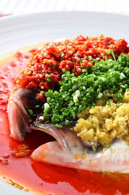 无人,竖图,俯视,室内,特写,白天,烹饪,中餐,餐桌,桌子,辣椒,蔬菜,餐具,新鲜,布料,碟子,盘,陶瓷,葱,青葱,调味,肉,香料,鱼肉,佐料,料理,食品,陶瓷制品,鱼头,布纹,剁椒,酸菜,菜肴,美食,肉类,桌布,食物,腌制,一个,白色,盘子,餐巾,碟,台布,中式,佳肴,有机食品,绿色食品,单个,餐台,中华料理,配料,肉食,辣角,红海椒,大椒,辣虎,广椒,腌制食品,作料,辣子,海椒,番椒,餐桌布,彩图,高角度拍摄,剁辣椒,剁辣子,七星椒剁椒,七姊妹剁椒,坛子辣椒,shjb1,剁椒双色鱼头