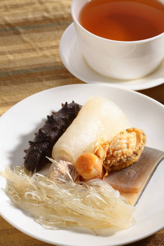 海鲜,无人,竖图,俯视,室内,特写,白天,烹饪,中餐,餐桌,桌子,餐具,许多,竹制,碟子,盘,陶瓷,汤,料理,食品,陶瓷制品,很多,清汤,水产,菜肴,美食,海洋生物,食物,盘子,垫子,碟,中式,鲍鱼,佳肴,餐台,中华料理,海参,石决明,竹制品,鱼翅,水生动物,海产品,水生物,棘皮动物,海底动物,高汤,鳆鱼,镜面鱼,明目鱼,羹汤,鲛鲨翅,鲛鱼翅,金丝菜,沙鱼翅,鲨鱼翅,鲨鱼鳍,彩图,高角度拍摄,上汤,shjb1