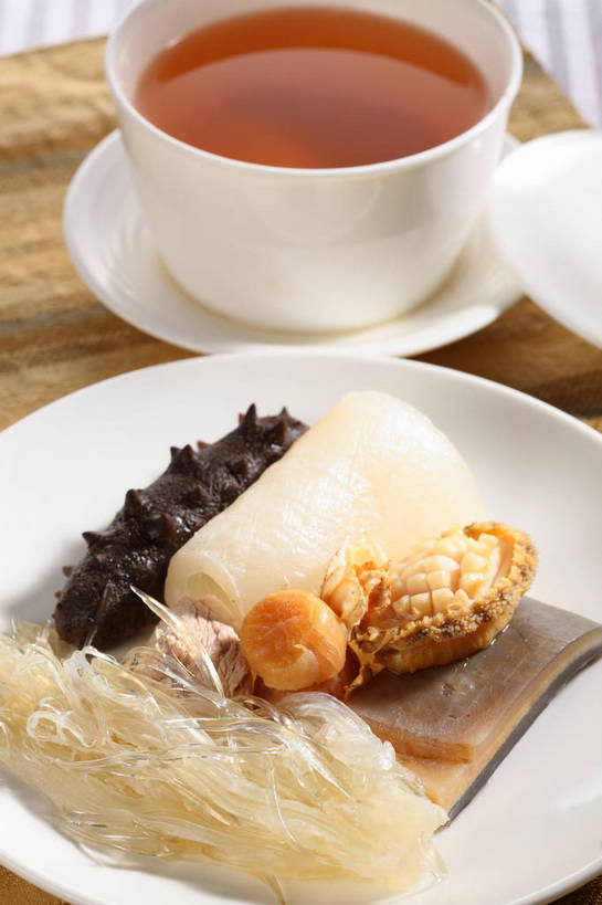 海鲜,无人,竖图,俯视,室内,特写,白天,烹饪,中餐,餐桌,桌子,餐具,许多,竹制,碟子,盘,陶瓷,汤,料理,食品,陶瓷制品,很多,清汤,水产,菜肴,美食,海洋生物,食物,盘子,垫子,碟,中式,鲍鱼,佳肴,餐台,中华料理,海参,石决明,竹制品,鱼翅,水生动物,海产品,水生物,棘皮动物,海底动物,高汤,鳆鱼,镜面鱼,明目鱼,羹汤,鲛鲨翅,鲛鱼翅,金丝菜,沙鱼翅,鲨鱼翅,鲨鱼鳍,彩图,高角度拍摄,上汤,shjb1