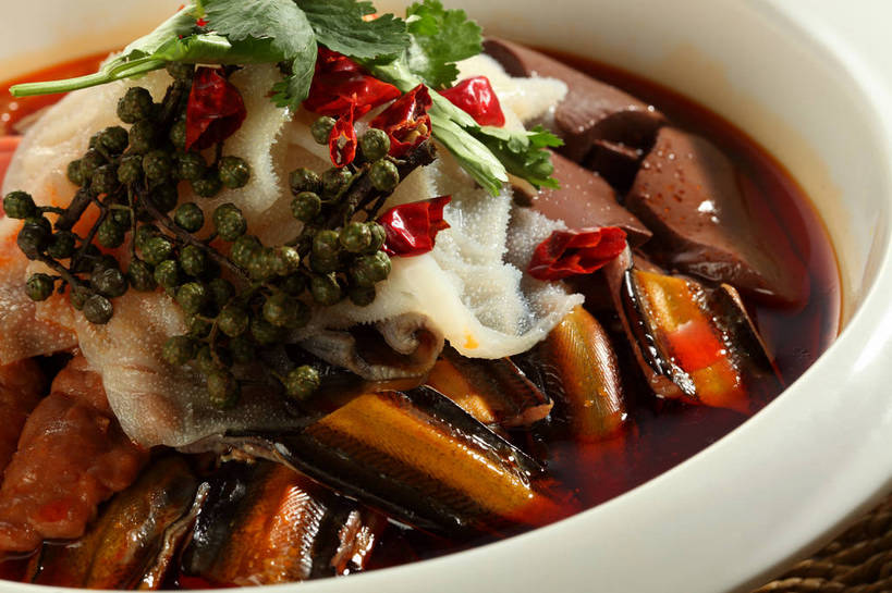 无人,交叉,横图,俯视,室内,特写,白天,烹饪,中餐,餐桌,桌子,竹子,辣椒,蔬菜,一堆,许多,堆叠,堆积,竹制,新鲜,编织,血,鱼,布料,篮子,陶瓷,青椒,香菜,调味,肉,香料,鱼肉,佐料,牛肉,料理,食品,陶瓷制品,很多,布纹,火腿,水产,猪肉,菜肴,美食,肉类,鱼类,桌布,食物,腌制,一个,白色,餐巾,容器,竹篮,台布,碗,中式,血液,佳肴,有机食品,绿色食品,单个,餐台,中华料理,鳝鱼,储藏,竹条,堆,交织,花椒,山椒,配料,竹制品,储存,水生动物,干辣椒,毛肚,川菜,毛血旺,水生物,脱水,肉食,百叶,牛百叶,鳝,辣角,红海椒,大椒,辣虎,广椒,胡菜,香荽,原荽,园荽,芫荽,豚肉,作料,胡荽,莞荽,芫茜,芫蓿,莚葛草,莚荽菜,鸭血,穿插,熏制,四川菜,火肉,兰熏,猪腿,大花椒,狗椒,红花椒,青花椒,蜀椒,香椒,辣子,红辣椒,红椒,海椒,番椒,餐桌布,彩图,高角度拍摄,干海椒,牛肚,筒筒辣角,淡水生物,河鲜,肚尖,牛胃,黄鳝,贮存,shjb1