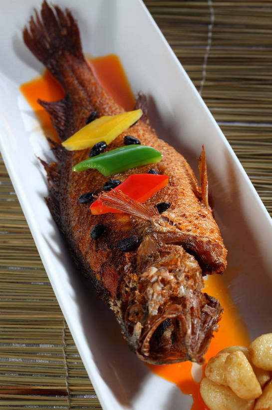 海鲜,无人,竖图,俯视,室内,特写,白天,烹饪,中餐,餐桌,桌子,辣椒,蔬菜,餐具,一条,竹制,新鲜,鱼,碟子,盘,陶瓷,青椒,肉,鱼肉,料理,食品,陶瓷制品,三片,水产,菜肴,美食,肉类,鱼类,海洋生物,食物,一个,白色,盘子,垫子,碟,中式,佳肴,有机食品,绿色食品,单个,餐台,中华料理,六线鱼,竹制品,水生动物,黄鱼,海产品,水生物,黄辣椒,肉食,彩椒,海底动物,辣角,红海椒,大椒,辣虎,广椒,海黄鱼,黄花鱼,甜椒,柿子椒,辣子,海椒,番椒,灯笼椒,彩图,高角度拍摄,黄灯笼辣椒,黄帝椒,大黄鱼,shjb1