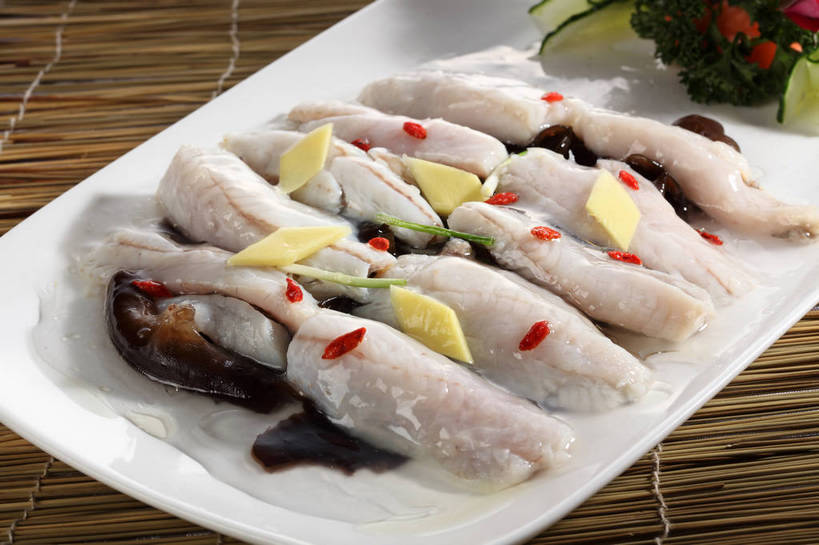 海鲜,无人,横图,俯视,室内,特写,白天,烹饪,中餐,植物,餐桌,桌子,黄瓜,姜,蔬菜,餐具,一排,许多,竹制,新鲜,整齐,装饰,并列,并排,盛开,鱼,碟子,盘,陶瓷,菌菇,调味,香料,佐料,料理,食品,果实,草药,药草,陶瓷制品,很多,菌类,花蕾,水产,木耳,菜肴,美食,鱼类,中药,海洋生物,花,花瓣,花朵,鲜花,食物,排列,一个,红色,白色,盘子,垫子,碟,花苞,花蕊,中式,食用菌,佳肴,有机食品,绿色食品,单个,餐台,中华料理,华丽,修饰,枸杞子,枸杞,点缀,黑木耳,配料,竹制品,真菌,队列,水生动物,海产品,止咳,药材,中草药,平行,水生物,海底动物,中药材,本草,止痛,作料,衬托,美观,雅致,雅观,解毒,苟起子,枸杞豆,枸杞果,血杞子,狗母鱼,发汗,温肺,温胃,行气,止呕,百辣云,光木耳,生姜,青瓜,老姜,胡瓜,彩图,高角度拍摄,散寒,shjb1,合齿鱼,九肚鱼