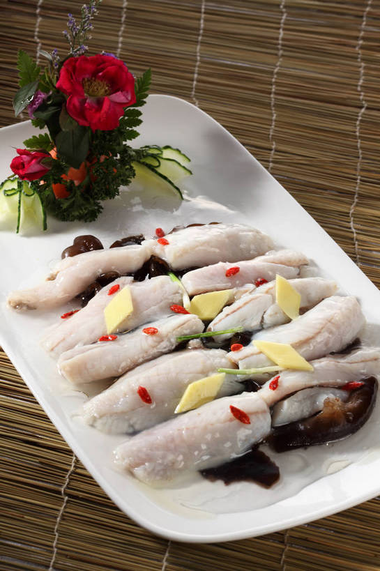 海鲜,无人,竖图,俯视,室内,特写,白天,烹饪,中餐,植物,餐桌,桌子,黄瓜,姜,蔬菜,餐具,一排,许多,竹制,新鲜,整齐,装饰,并列,并排,盛开,鱼,碟子,盘,陶瓷,菌菇,调味,香料,佐料,料理,食品,果实,草药,药草,陶瓷制品,很多,菌类,花蕾,水产,木耳,菜肴,美食,鱼类,中药,海洋生物,花,花瓣,花朵,鲜花,食物,排列,一个,红色,白色,盘子,垫子,碟,花苞,花蕊,中式,食用菌,佳肴,有机食品,绿色食品,单个,餐台,中华料理,华丽,修饰,枸杞子,枸杞,点缀,黑木耳,配料,竹制品,真菌,队列,水生动物,海产品,止咳,药材,中草药,平行,水生物,海底动物,中药材,本草,止痛,作料,衬托,美观,雅致,雅观,解毒,苟起子,枸杞豆,枸杞果,血杞子,狗母鱼,发汗,温肺,温胃,行气,止呕,百辣云,光木耳,生姜,青瓜,老姜,胡瓜,彩图,高角度拍摄,散寒,shjb1,合齿鱼,九肚鱼