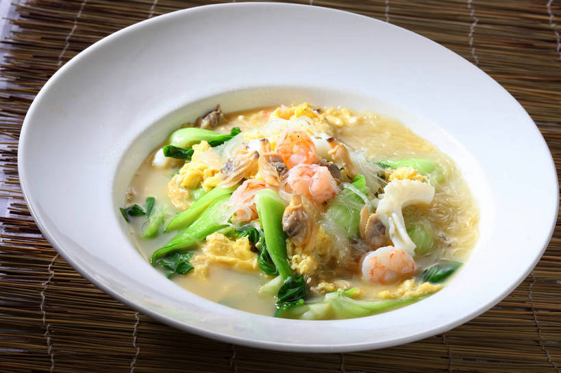 面食,面条,无人,横图,俯视,室内,特写,白天,烹饪,中餐,餐桌,桌子,蔬菜,新鲜,陶瓷,青菜,蛋,鸡蛋,面,料理,食品,陶瓷制品,粉丝,蛤蜊,菜肴,美食,食物,一个,白色,容器,碗,中式,蛤,佳肴,有机食品,绿色食品,单个,餐台,中华料理,储藏,储存,小白菜,蛤仔,卵,不结球白菜,冬粉,彩图,高角度拍摄,鸡卵,鸡子,贮存,shjb1