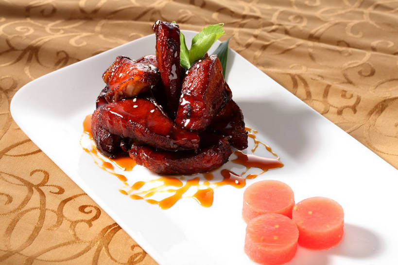 无人,横图,俯视,室内,特写,白天,烹饪,中餐,餐桌,桌子,餐具,叶子,一堆,许多,堆叠,堆积,装饰,圆形,布料,碟子,盘,图形,圆,陶瓷,肉,鱼肉,料理,食品,绿叶,陶瓷制品,很多,几何,布纹,菜肴,美食,肉类,桌布,食物,三个,一个,红色,白色,盘子,餐巾,碟,台布,中式,嫩叶,佳肴,单个,餐台,中华料理,堆,华丽,修饰,点缀,数学,肉食,衬托,美观,雅致,雅观,咸鲜,熏鱼,叶,叶片,餐桌布,彩图,高角度拍摄,几何图形,平面图形,shjb1