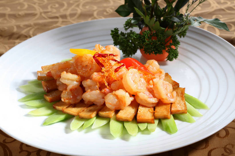 豆腐,无人,横图,俯视,室内,特写,白天,烹饪,中餐,餐桌,桌子,芹菜,蔬菜,餐具,一堆,许多,堆叠,堆积,新鲜,装饰,布料,碟子,盘,陶瓷,莴苣,莴笋,肉,虾仁,料理,食品,陶瓷制品,很多,布纹,豆腐干,菜肴,美食,肉类,桌布,食物,一个,白色,盘子,餐巾,碟,台布,中式,佳肴,有机食品,绿色食品,荷兰芹,欧芹,香芹,单个,餐台,中华料理,豆干,堆,华丽,修饰,虾肉,点缀,豆制品,肉食,香笋,法香,巴西利,洋香菜,洋芫荽,法国香菜,衬托,美观,雅致,雅观,千金菜,旱芹菜,番荽,本帮菜,沪菜,上海菜,餐桌布,彩图,高角度拍摄,干子,素火腿,shjb1,炒虾仁