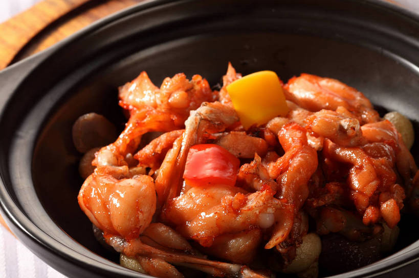 无人,横图,俯视,室内,特写,白天,烹饪,中餐,餐桌,桌子,野生动物,辣椒,蔬菜,一堆,许多,堆叠,堆积,新鲜,木制,陶瓷,肉,料理,食品,案板,陶瓷制品,很多,牛蛙,菜肴,美食,肉类,砧板,食物,一个,动物,木制品,容器,碗,中式,可爱,活泼,佳肴,有机食品,绿色食品,单个,餐台,中华料理,储藏,堆,储存,川菜,黄辣椒,肉食,彩椒,辣角,红海椒,大椒,辣虎,广椒,四川菜,甜椒,柿子椒,辣子,海椒,番椒,灯笼椒,彩图,高角度拍摄,贮存,黄灯笼辣椒,黄帝椒,shjb1,馋嘴牛蛙,馋嘴蛙