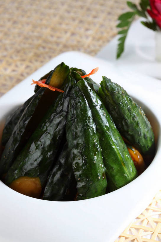 无人,竖图,俯视,室内,特写,白天,烹饪,中餐,餐桌,桌子,黄瓜,蔬菜,一堆,许多,堆叠,堆积,竹制,新鲜,装饰,盛开,陶瓷,料理,食品,陶瓷制品,很多,花蕾,冷盘,凉拌黄瓜,菜肴,美食,花,花瓣,花朵,鲜花,食物,一朵,一个,白色,容器,垫子,碗,花苞,花蕊,中式,冷菜,凉菜,佳肴,有机食品,绿色食品,单个,餐台,中华料理,储藏,堆,华丽,修饰,点缀,竹制品,储存,衬托,美观,雅致,雅观,青瓜,胡瓜,彩图,高角度拍摄,贮存,shjb1