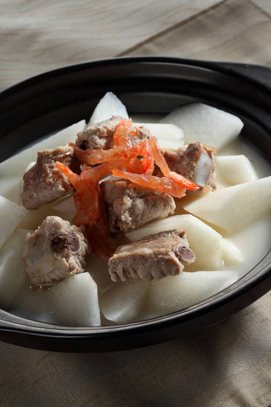 骨骼,无人,竖图,俯视,室内,特写,白天,烹饪,中餐,餐桌,桌子,萝卜,白萝卜,蔬菜,一堆,许多,堆叠,堆积,新鲜,布料,陶瓷,排骨,肉,汤,料理,食品,陶瓷制品,骨头,很多,布纹,猪肉,菜肴,美食,肉类,桌布,食物,一个,餐巾,容器,台布,碗,中式,佳肴,有机食品,绿色食品,单个,餐台,中华料理,储藏,堆,骨架,储存,小排,肉食,豚肉,莱菔,餐桌布,彩图,高角度拍摄,排骨汤,贮存,shjb1,白萝卜排骨汤